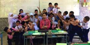 Selesai Masa Tugas, Guru Ini Dapat Hadiah Mengharukan dari Murid