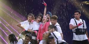Rossa Diguyur Hujan di Panggung Smartfren WOW Concert 2019