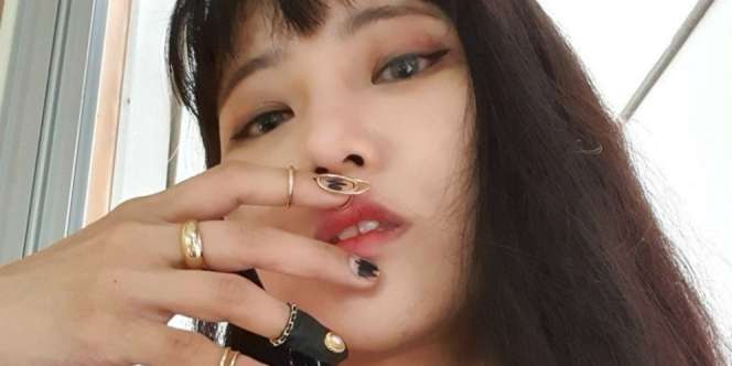 Tren Unik 'Kuku Sarung', Cara Praktis Pakai Nail Art