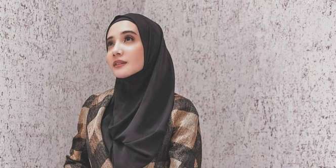 Gaya Hijab Classy Zaskia Sungkar dengan Tas Rp47 Juta