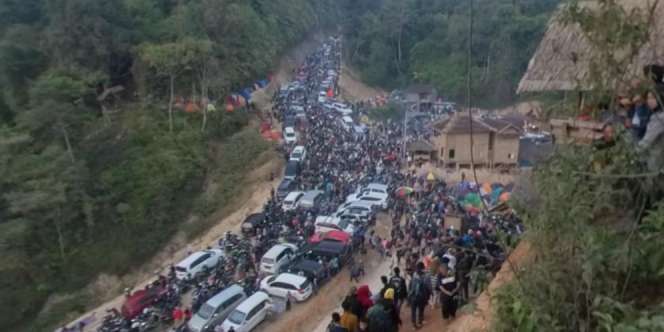 Spot Foto Negeri di Atas Awan Gunung Luhur Ditemukan, Macet Parah Sampai 10 Km