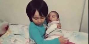 Masya Allah, Kakak Lantunkan Alquran hingga Adik Bayinya Tidur Pulas