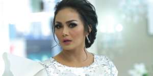 Penampilan Berbeda Krisdayanti, Gaya Rambut Belah Tengah Disorot