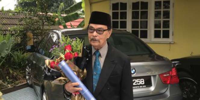 Awalnya Enggan Datang, Kakek Ini Wisuda Sarjana di Usia 87 Tahun