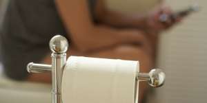 Main Ponsel Sambil BAB Bisa Picu Penyakit Berbahaya