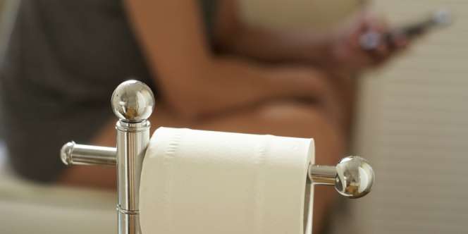 Main Ponsel Sambil BAB Bisa Picu Penyakit Berbahaya