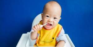 6 Cara Merawat Gigi Bayi yang Baru Tumbuh
