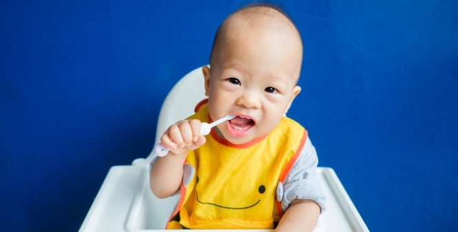 6 Cara Merawat Gigi Bayi yang Baru Tumbuh