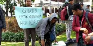 Tukang Es ke Mahasiswa: Gratis untuk Generasi Anti-Korupsi