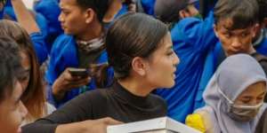 Aksi Awkarin Bagi-bagikan Makanan untuk Massa Demonstran