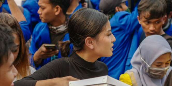 Aksi Awkarin Bagi-bagikan Makanan untuk Massa Demonstran