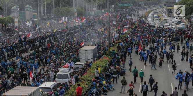 Hindari Gas Air Mata, Ketua DPR Dievakuasi Saat Mau Temui Mahasiswa