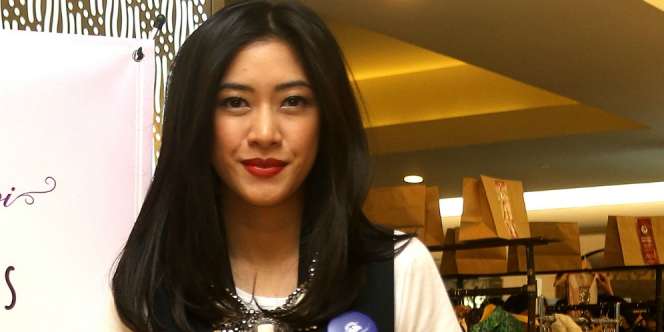 Gaya Modis Menantu SBY Momong Anak, Bak ABG Pakai Jeans Sobek