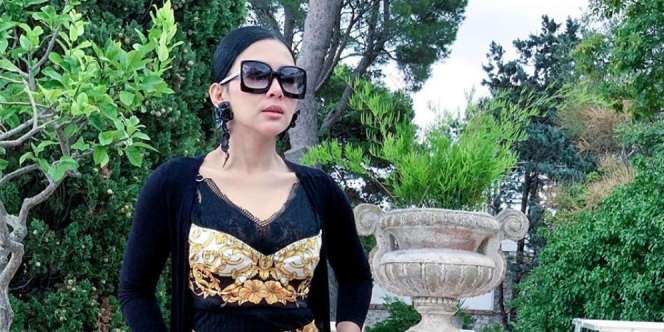 Gaya Liburan Syahrini, Nyentrik Pakai Celana Rp18 Juta