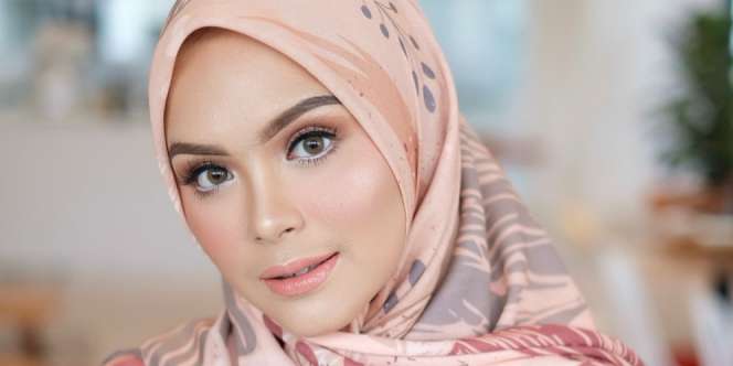 Bergaun Lebar, Gaya Vebby Palwinta Mirip Siti Nurhaliza?