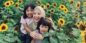 Dua Putrinya Mulai Tertarik Make Up, Natasha Rizky Tak Masalah