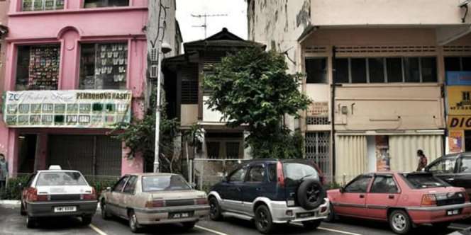 Kisah Rumah Mungil Terhimpit Gedung Ini Mirip Cerita di Film Up