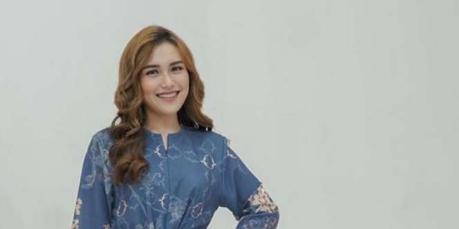 Foto Lawas Ayu Ting Ting Saat Usia 17 dan 27 Tahun, Pilih Mana?