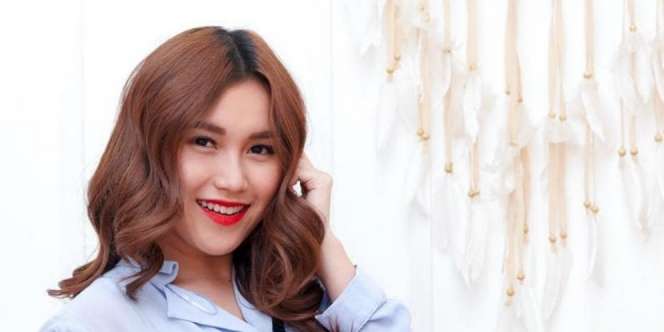 Pose Stylish di Pantai, Foto Ayu Ting Ting Dikira Syahrini