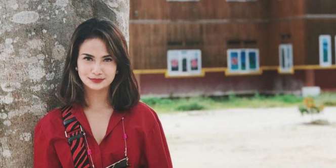 Penampilan Berbeda Vanessa Angel Berkebaya Putih