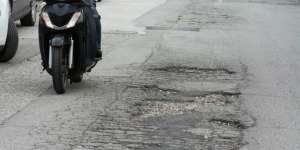 Cara Aman Saat Melintasi Jalan Rusak