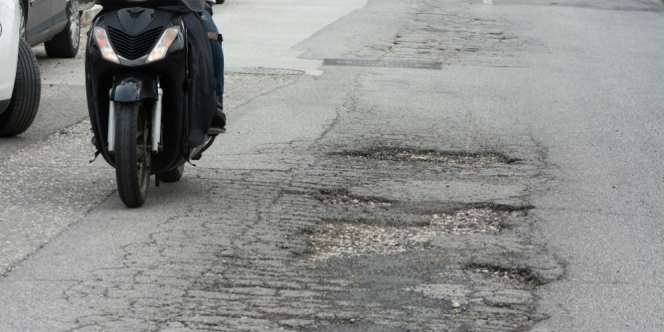 Cara Aman Saat Melintasi Jalan Rusak