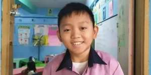 Coba Tebak, Pria Ini Murid Atau Guru?