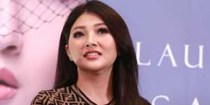 Gaya Sarwendah Antar Betrand Sekolah, Daster dan Sandal Rp9 Juta!