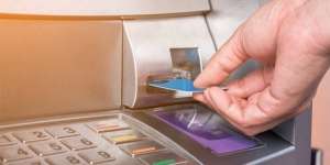 5 Cara Menarik Uang di ATM dari Bank-Bank Besar