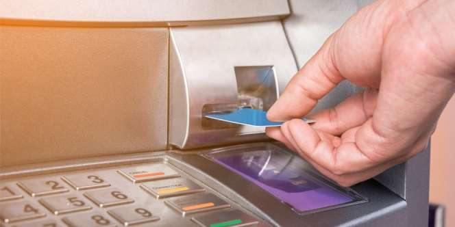 5 Cara Menarik Uang di ATM dari Bank-Bank Besar
