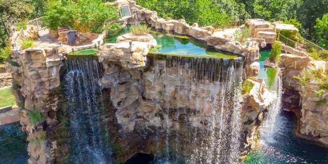 Tengok Mewahnya 'Rumah Sultan', Punya Air Terjun Pribadi