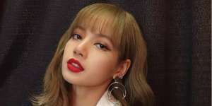 Gaya Chic Lisa Blackpink di Paris Fashion Week, Bak Boneka Hidup!