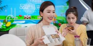 Bukan Main, Influencer Larisi 80 Ribu Botol Minuman Dalam 5 Menit
