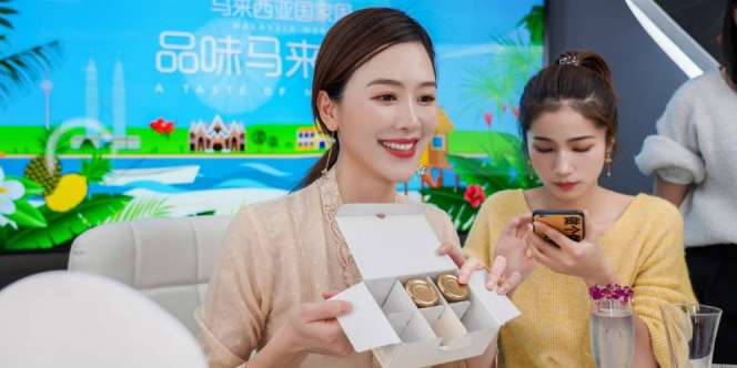 Bukan Main, Influencer Larisi 80 Ribu Botol Minuman Dalam 5 Menit