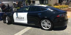 Lagi Kejar Penjahat, Mobil Listrik Polisi Mogok Karena Lupa Di-Charge