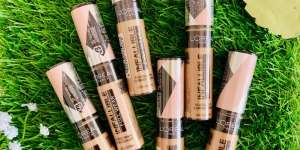 Hapus Mata Panda dengan Aplikator Khusus Concealer