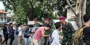 Cium Tangan Dulu Sebelum Demo di Senayan