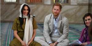 Meghan Markle Berkerudung Saat Kunjungi Masjid Tertua Afsel
