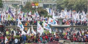 Besok, Buruh Demo Besar-besaran