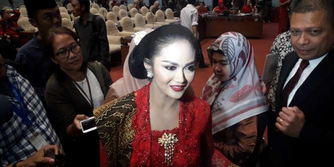 Arti Batik Parang Kebaya Merah Krisdayanti Saat Dilantik
