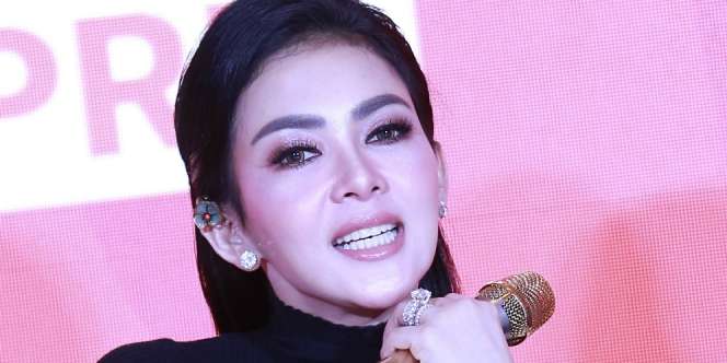 Liburan ke Tokyo, Syahrini Pakai Celana Hamil Seharga Motor