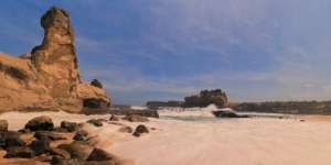 Menikmati Pantai Selatan Pacitan, Pesona Pembuat Takjub