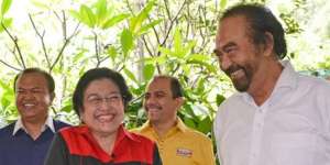 Viral Video Megawati Soekarnoputri Tak Salami Surya Paloh