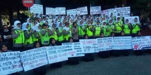 Aksi Polwan Cantik Alihkan Perhatian Pendemo Buruh di Surabaya