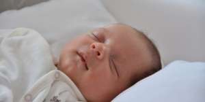Cara Aman Menggendong Bayi Baru Lahir