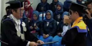 Viral Wisudawan Joget Entah Apa yang Merasukimu Saat Terima Ijazah