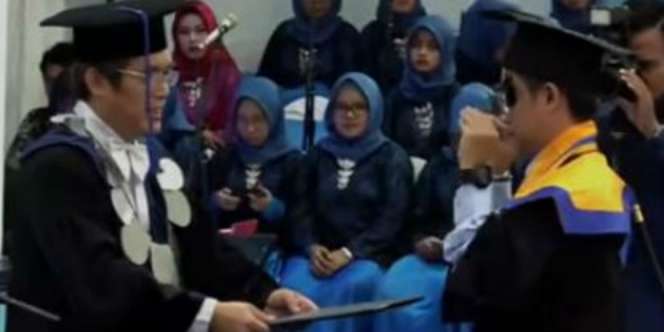 Viral Wisudawan Joget Entah Apa yang Merasukimu Saat Terima Ijazah