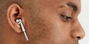 ASOS Ciptakan AirPod KW Sebagai Aksesoris Fashion, Tertarik?