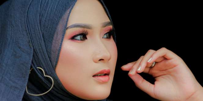 3 Trik untuk Merias Bentuk Mata Hooded