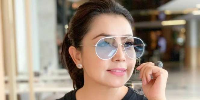 Liburan Bareng Geng Sosialita, Tas Besar Mayangsari Disorot 